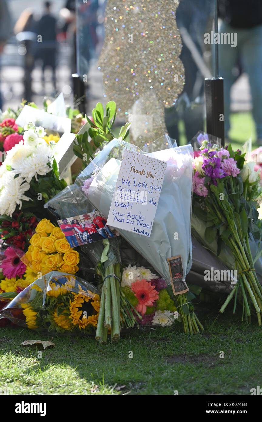 London UK 10. September 2022 - Menschenmassen zollen heute nach dem Tod von Königin Elizabeth II. Ihren Respekt und bringen nach wie vor Blumen vor den Buckingham Palace in London. König Charles III wurde auch heute zum Monarchen ausgerufen : Credit Simon Dack / Alamy Live News Stockfoto