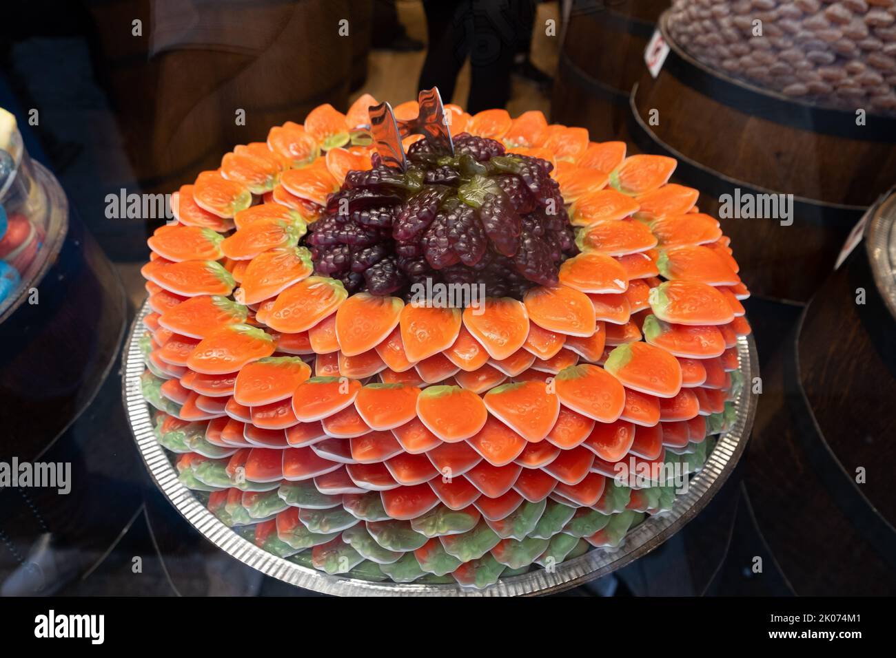 Erdbeerförmige Jelly Bohne. Erdbeerförmige Zuckerwatte. Stockfoto