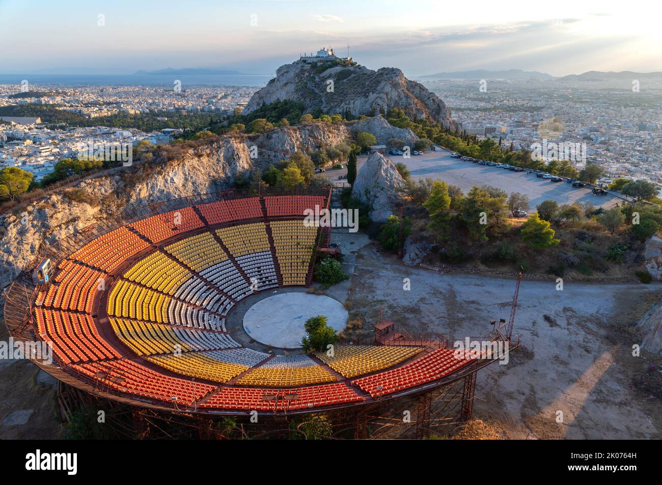 Lycabettus Hügel und das Freilichttheater über Athen, Griechenland Stockfoto