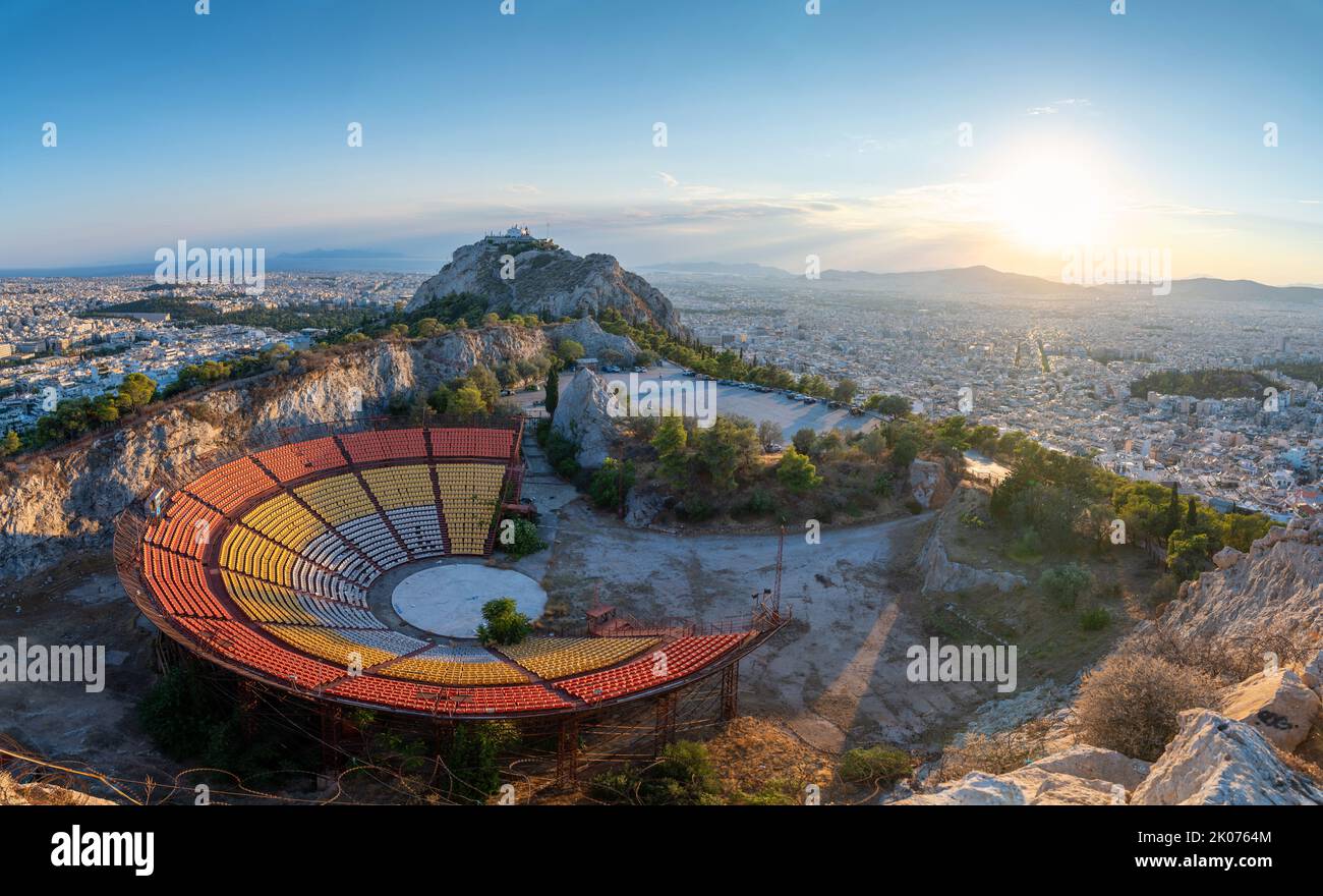 Lycabettus Hügel und das Freilichttheater über Athen, Griechenland Stockfoto