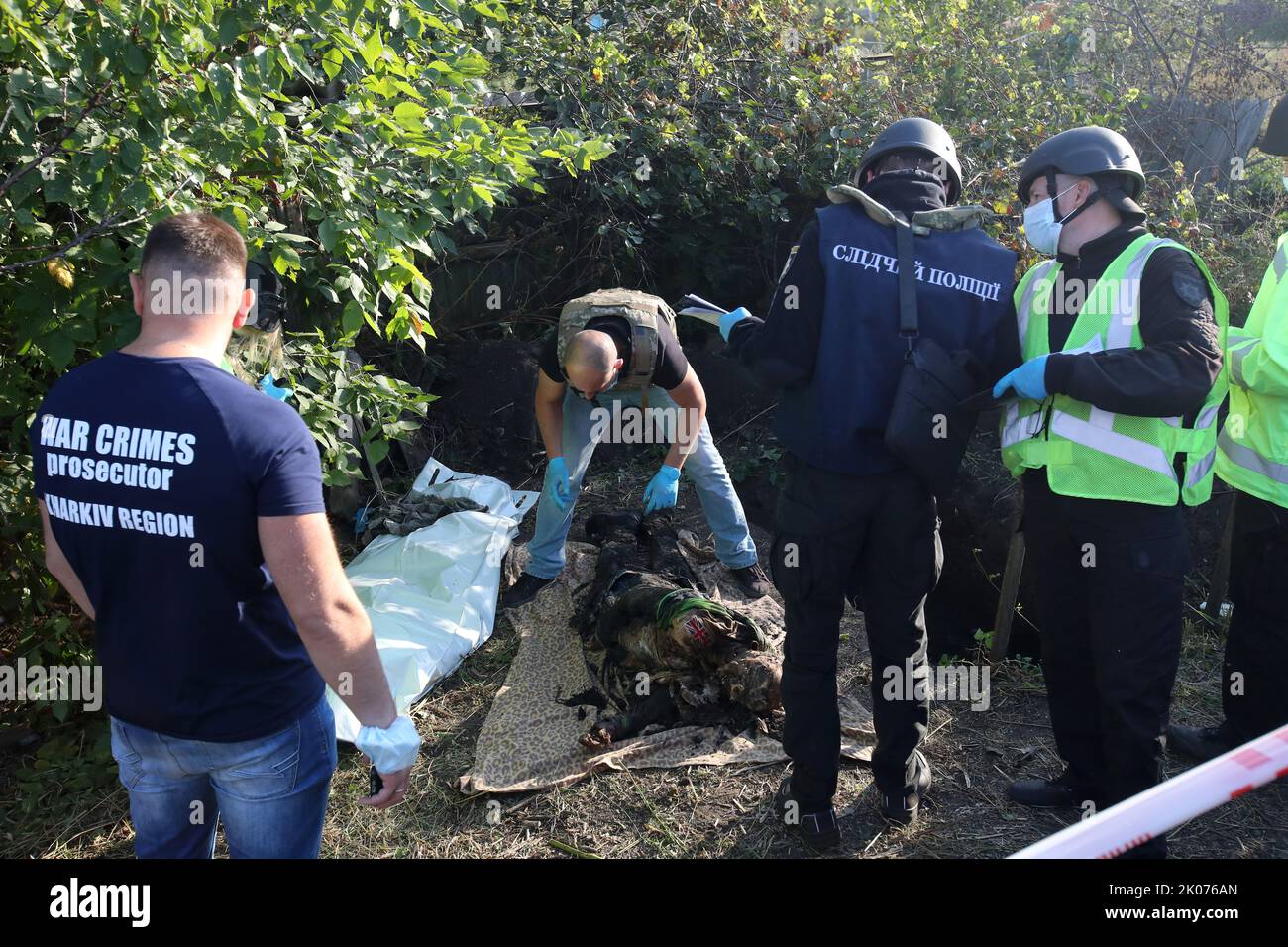 HRAKOVE, UKRAINE - 9. SEPTEMBER 2022 - Experten exhumieren die Leichen von zwei Männern, die während der russischen Besetzung des Dorfes im März als Teil des Th getötet wurden Stockfoto