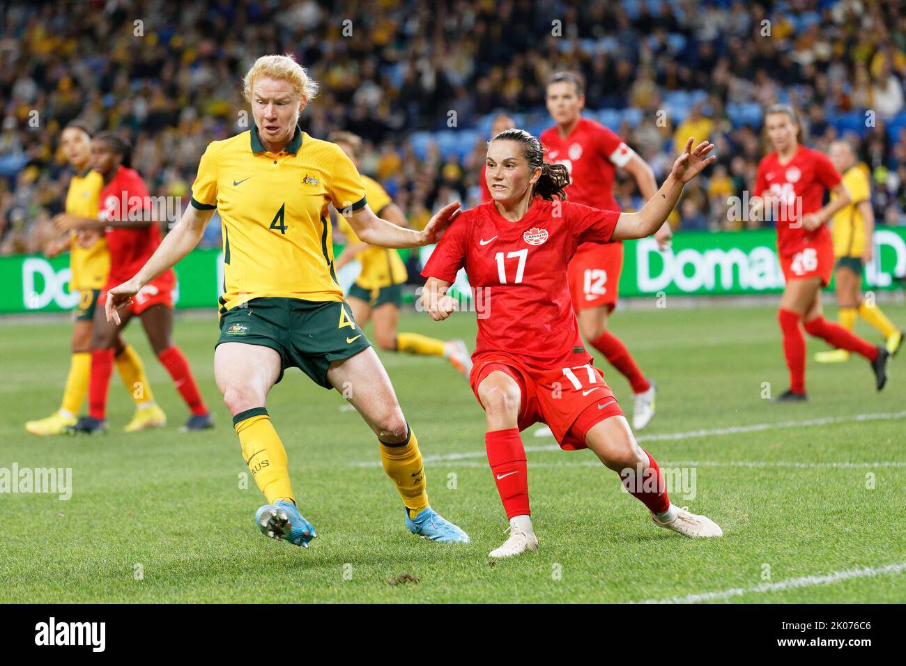 SYDNEY, AUSTRALIEN - 6. SEPTEMBER: Clare Polkinghorne aus Australien kämpft mit Jessie Fleming aus Kanada während des International Friendly um den Ball Stockfoto