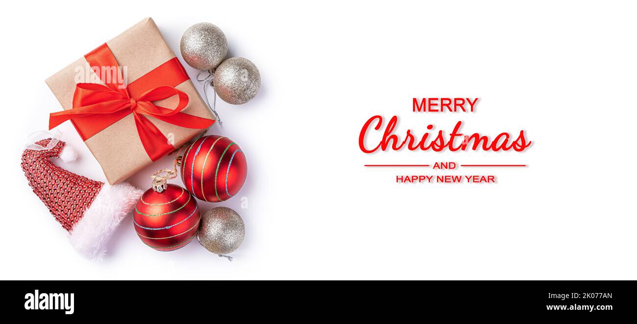 Frohe Weihnachten und Frohes neues Jahr. Weihnachtshintergrund mit Geschenken und Spielzeug auf weißem Hintergrund. Stockfoto