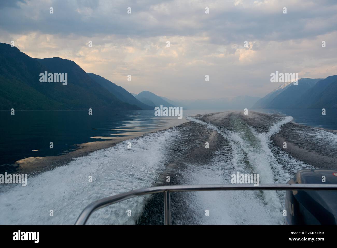 Landschaftlich schöner Blick auf den See Teletskoye, Altai. Eine Bootsfahrt auf dem See, ein Blick auf die Berge vom Boot aus, Wellen in Form eines Wal-Schwanzes Stockfoto