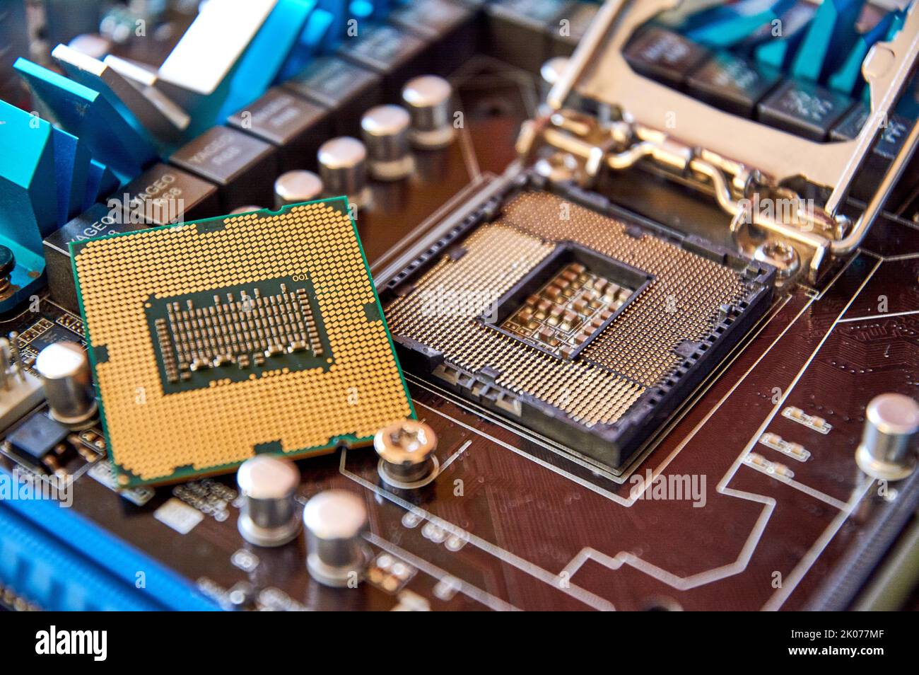 Der Hauptplatinenprozessor wird aus der oberen Nahaufnahme der CPU entfernt Stockfoto
