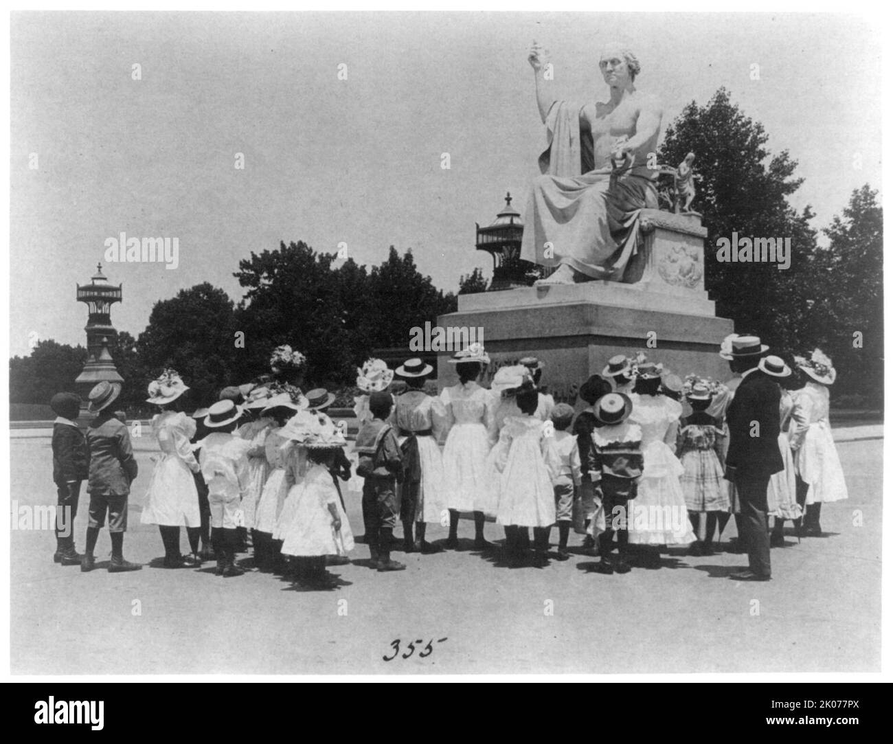 Afroamerikanische Schulkinder mit Blick auf die Horatio Greenough-Statue von George Washington im US-Kapitol (1899?). Stockfoto