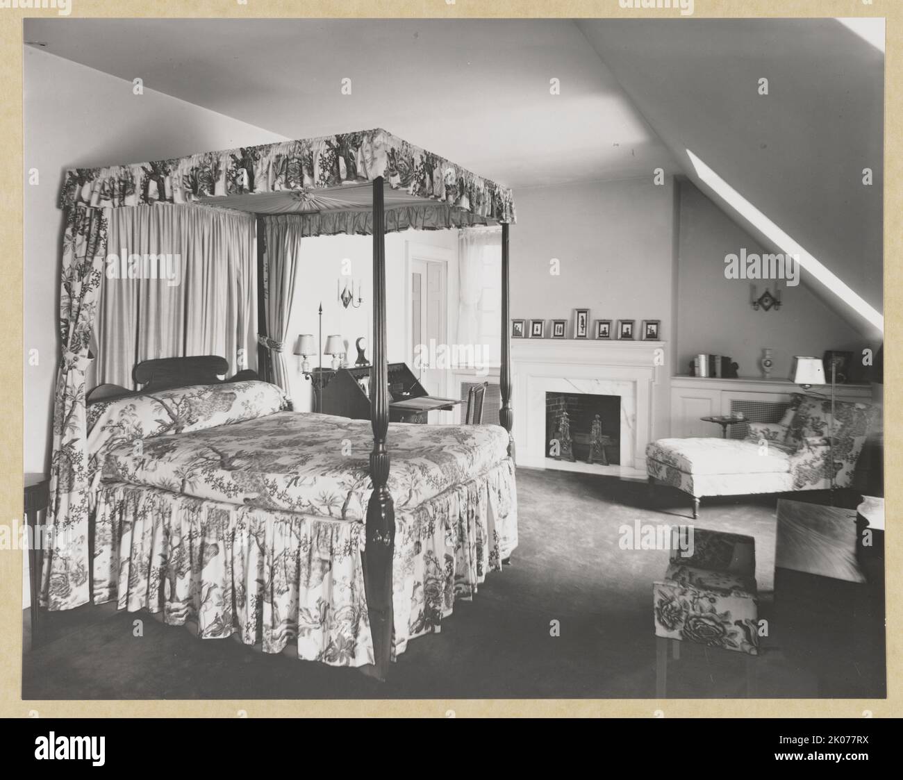 The Rocks, Heimat von Mr. &Amp; Mrs. Pierre Gaillard - Bedrooml, zwischen 1926 und 1950. Das Foto zeigt ein Schlafzimmer mit Himmelbett in "The Rocks", dem Haus von Pierre Gaillard, 1940 Shepherd Street, N.W., Washington, D.C., das 1926 erbaut wurde. Stockfoto