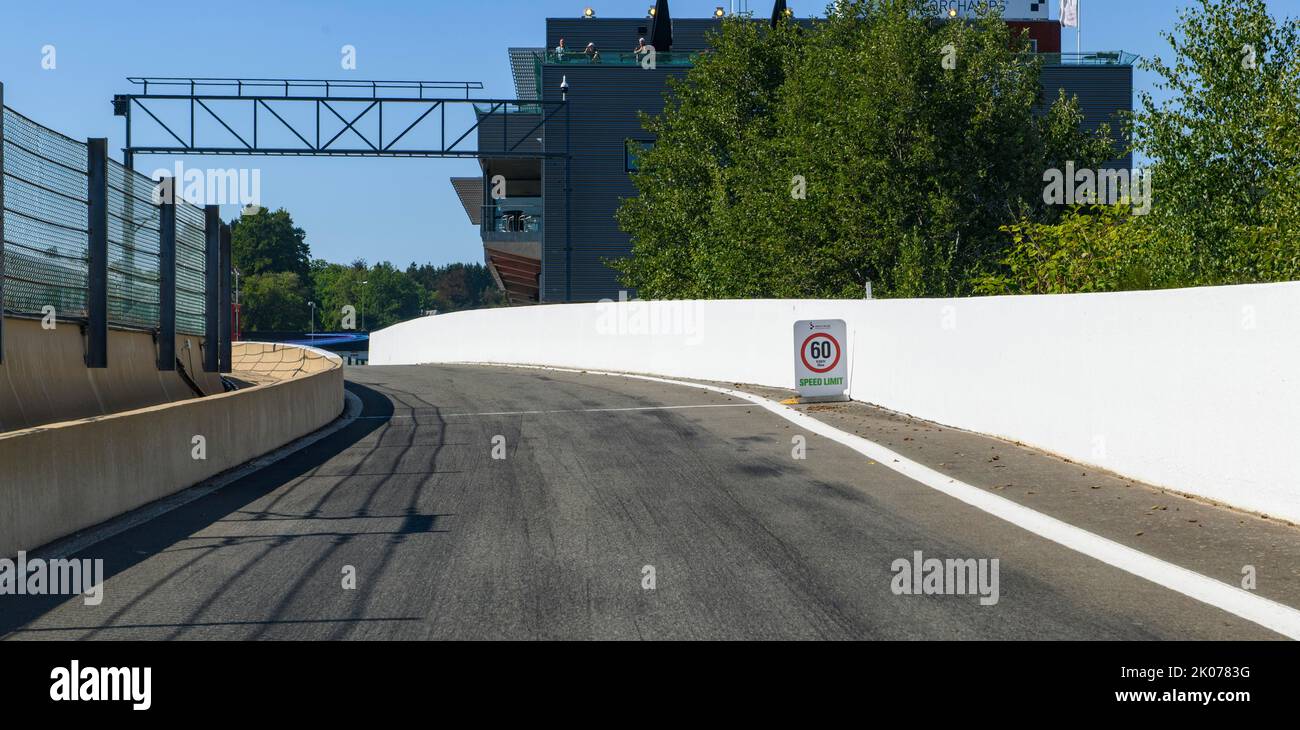 Blick vom Rennwagen Perspektive des Rennfahrers am Eingang der Boxengasse mit Schild Verkehrsgeschwindigkeitsbegrenzung 60 km/h, FIA Formel 1-Strecke, Circuit de Stockfoto