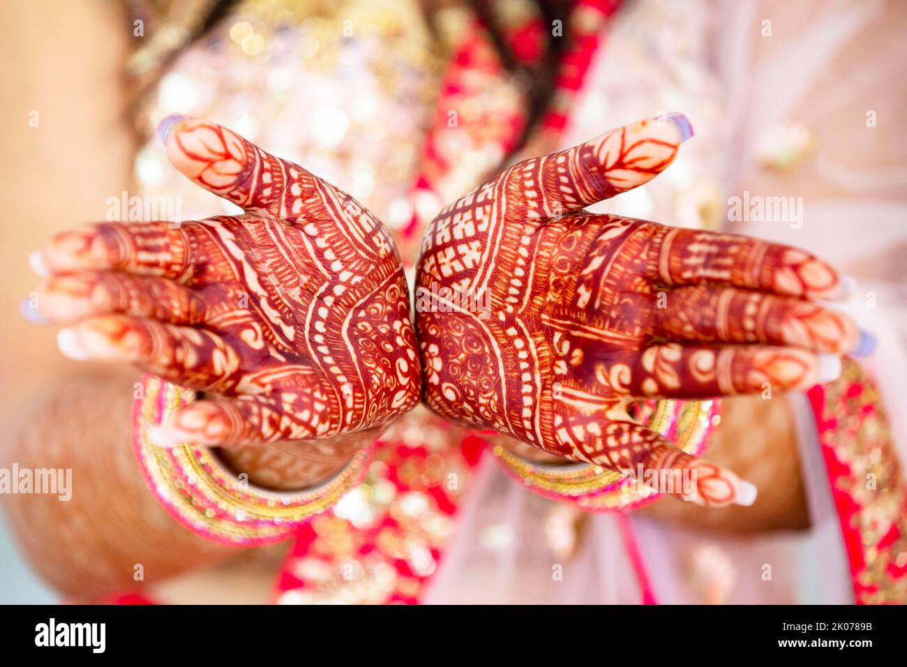 Schönes Henna-Design auf der Hand der Hindu-Braut Stockfoto