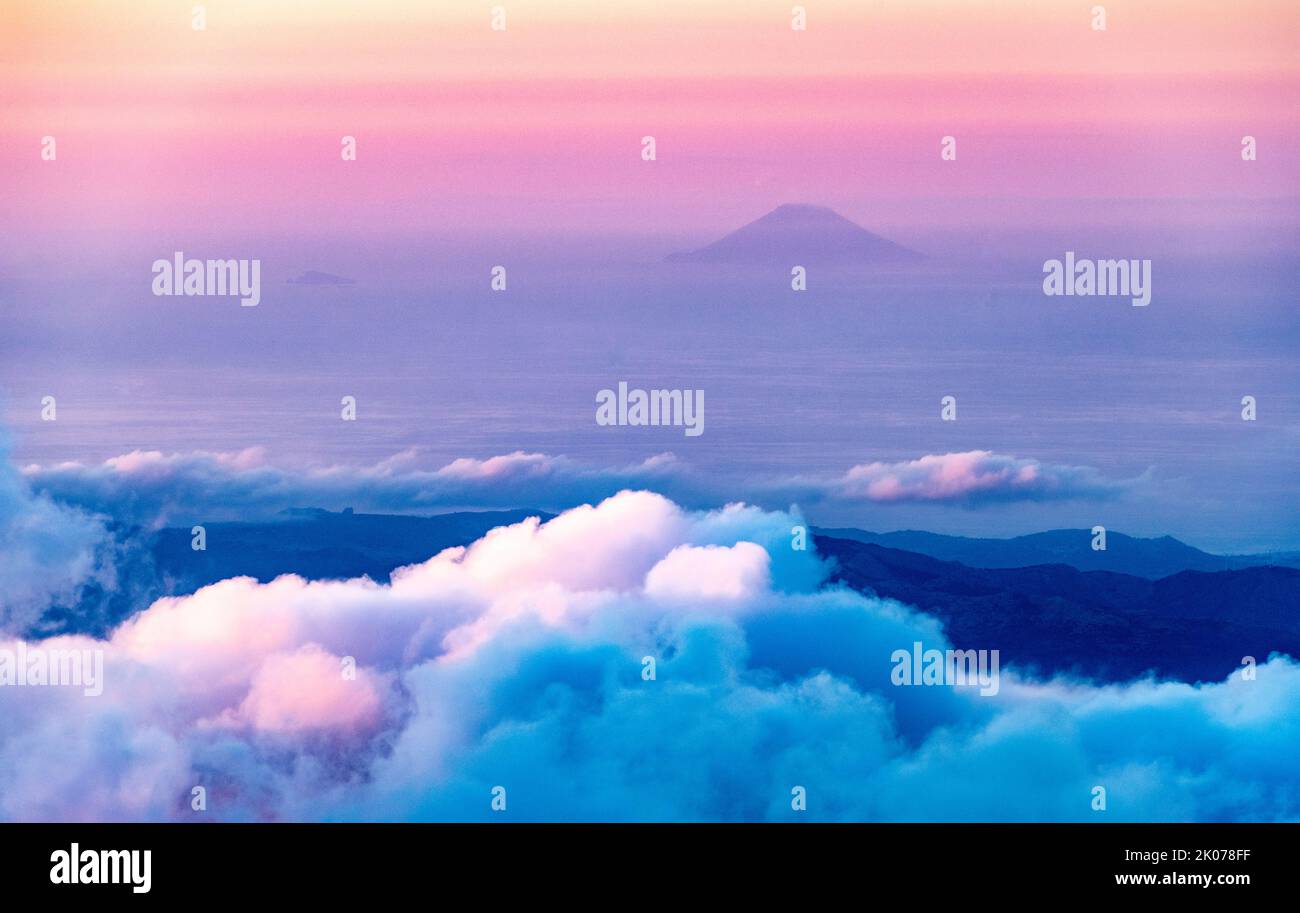Ein Blick auf die vulkanische Insel Stromboli, eine der Äolischen Inseln, bei Sonnenuntergang vom Gipfel des Ätna auf Sizilien gesehen, etwa 80 Meilen entfernt Stockfoto