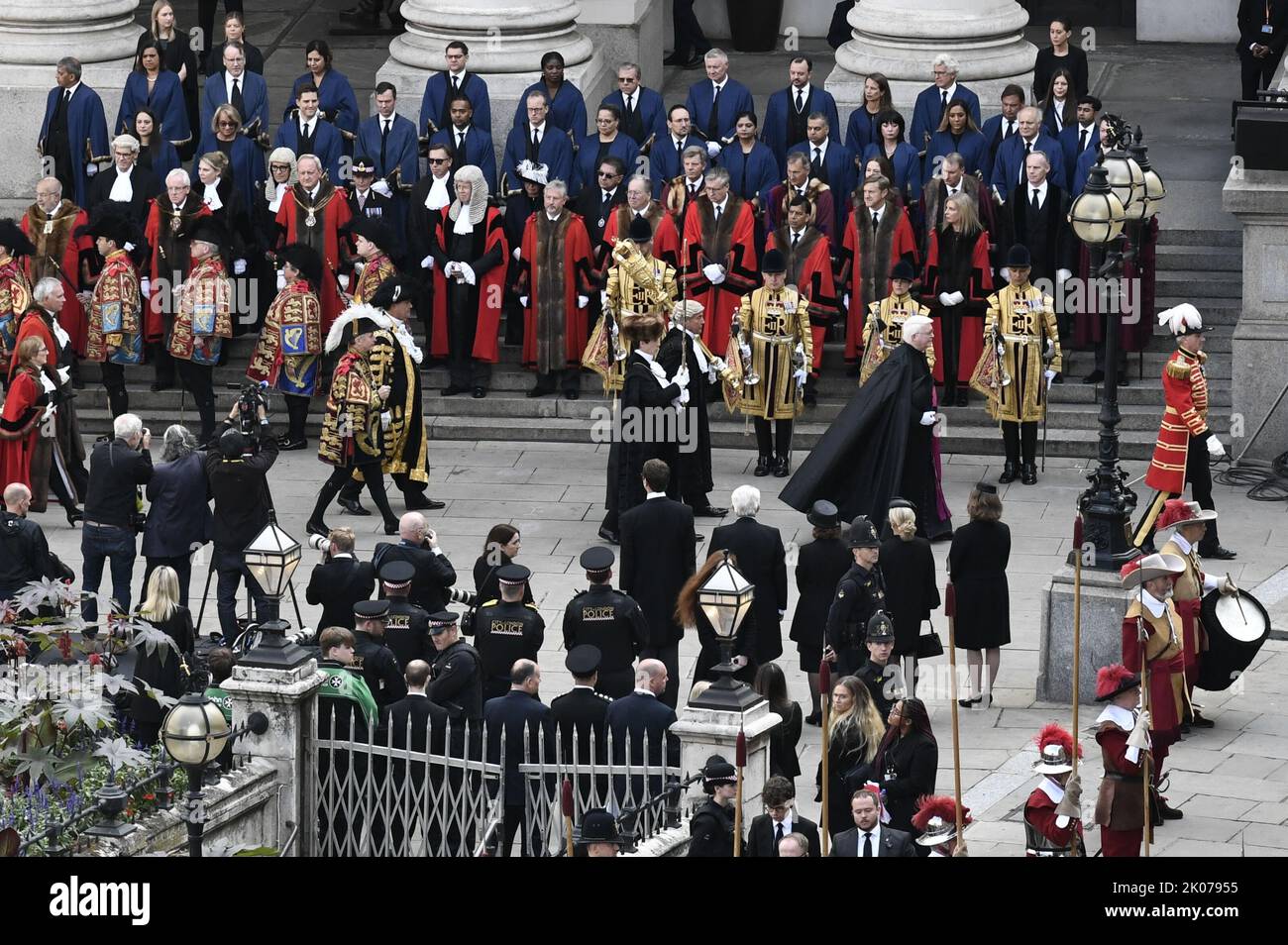 Garter Principal King of Arms David White (Mitte links) kommt, um die Proklamation über den Beitritt von König Karl III. An der Royal Exchange in der City of London zu lesen. Bilddatum: Samstag, 10. September 2022. Stockfoto