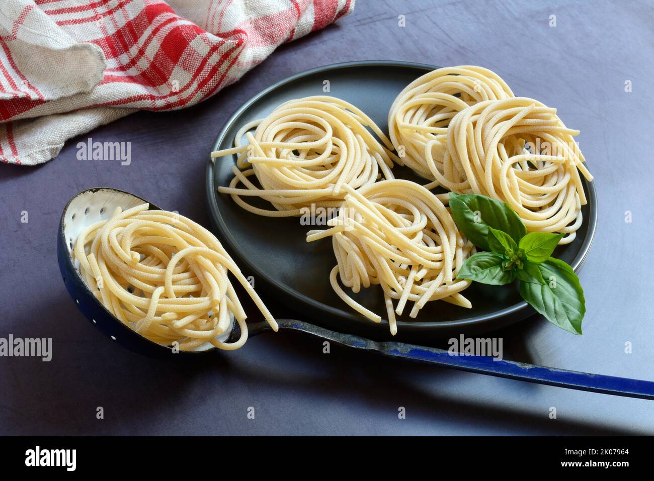 Pici, italienische Pasta, Nudelnester auf dem Teller, Nudeln, Nudeln Stockfoto