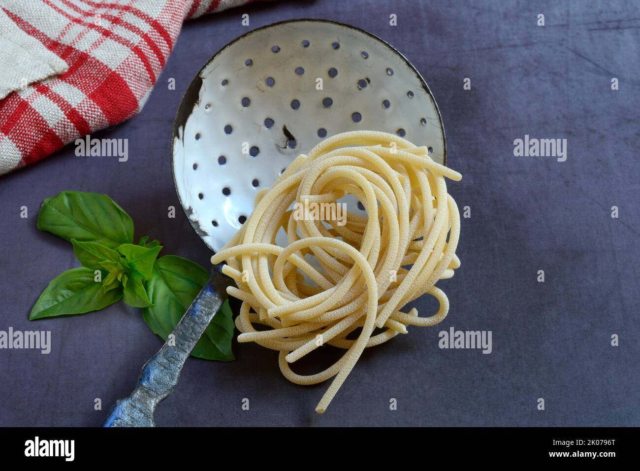 Pici, italienische Pasta, Pasta Nest auf Sieb, Pasta, Nudeln Stockfoto
