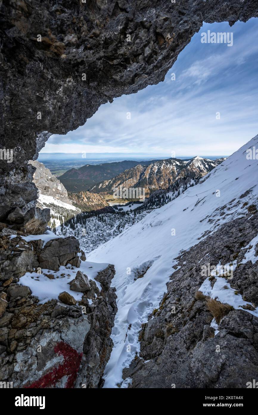 Blick durch Felsenloch, Fensterl, Berglandschaft mit Schnee im Herbst, Wanderweg zur Ammergauer Hochplatte, Ammergauer Alpen, Bayern, Deutschland Stockfoto