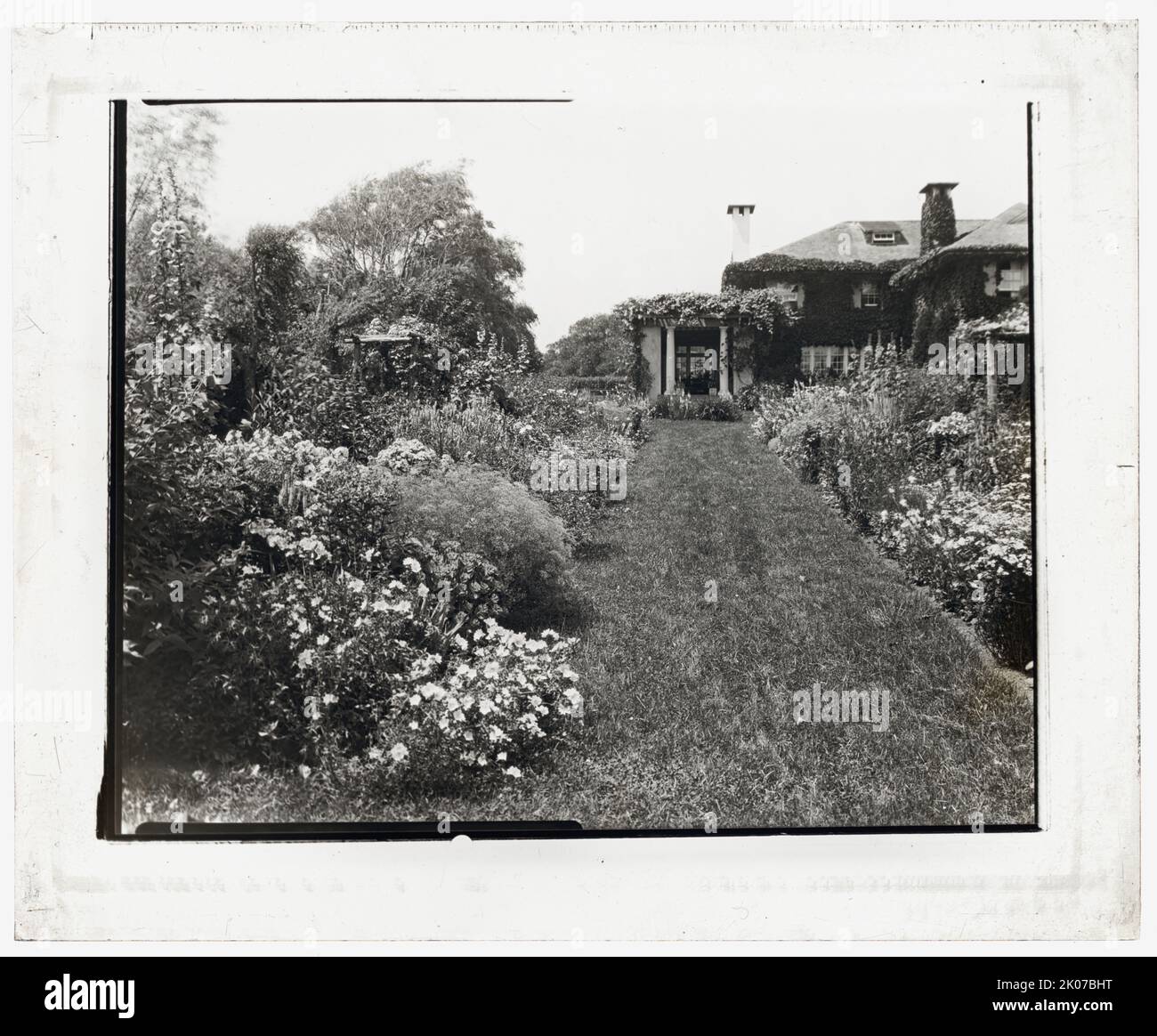 Dr. Frederick Kellogg Hollister House, Lily Pond Lane, East Hampton, New York, 1915 oder 1916. Hausarchitektur: Albro &amp; Lindeberg, 1908. Landschaft: Harriet Shelton (Mrs Frederick K.) Hollister. Stockfoto