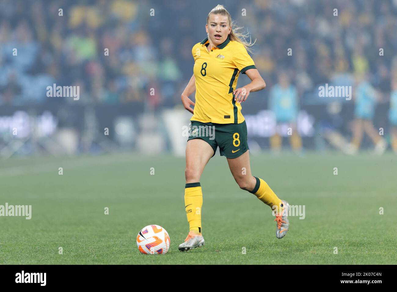 SYDNEY, AUSTRALIEN - 6. SEPTEMBER: Charlotte Grant aus Australien läuft mit dem Ball während des International Friendly Match zwischen Australien und Kana Stockfoto