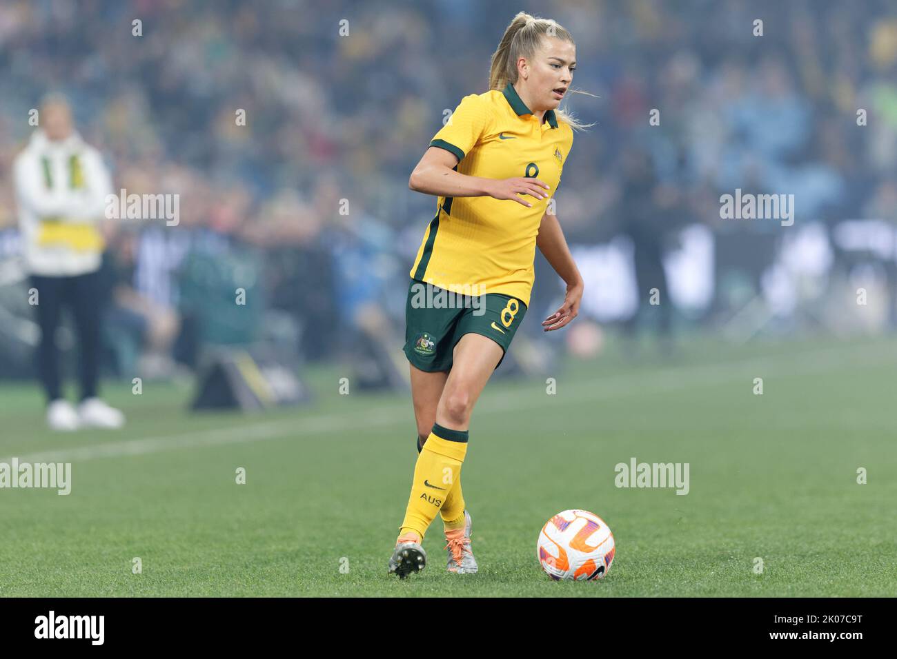 SYDNEY, AUSTRALIEN - 6. SEPTEMBER: Charlotte Grant aus Australien läuft mit dem Ball während des International Friendly Match zwischen Australien und Kana Stockfoto