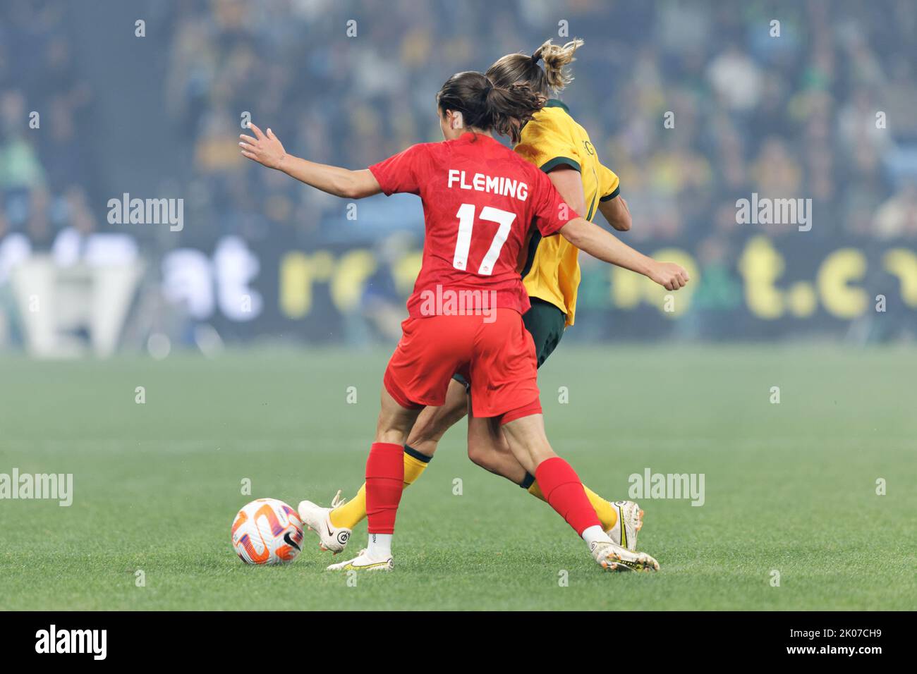 SYDNEY, AUSTRALIEN - 6. SEPTEMBER: Emily Van Egmond aus Australien kämpft mit Jessie Fleming aus Kanada während des International Friendly M um den Ball Stockfoto