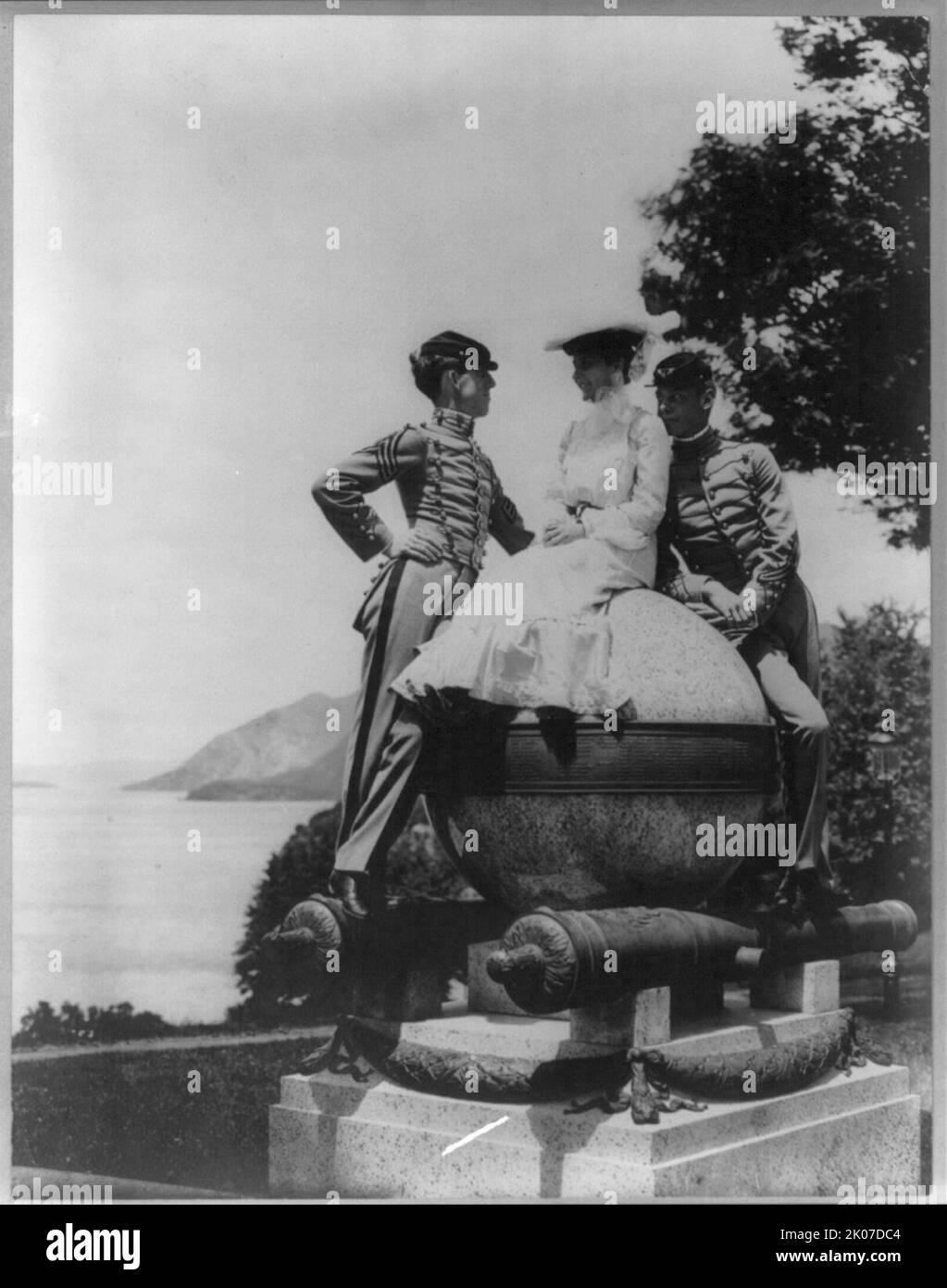 U.S. Military Academy, West Point, N.Y., c1905. 2 Kadetten und eine Frau auf dem Denkmal. Stockfoto