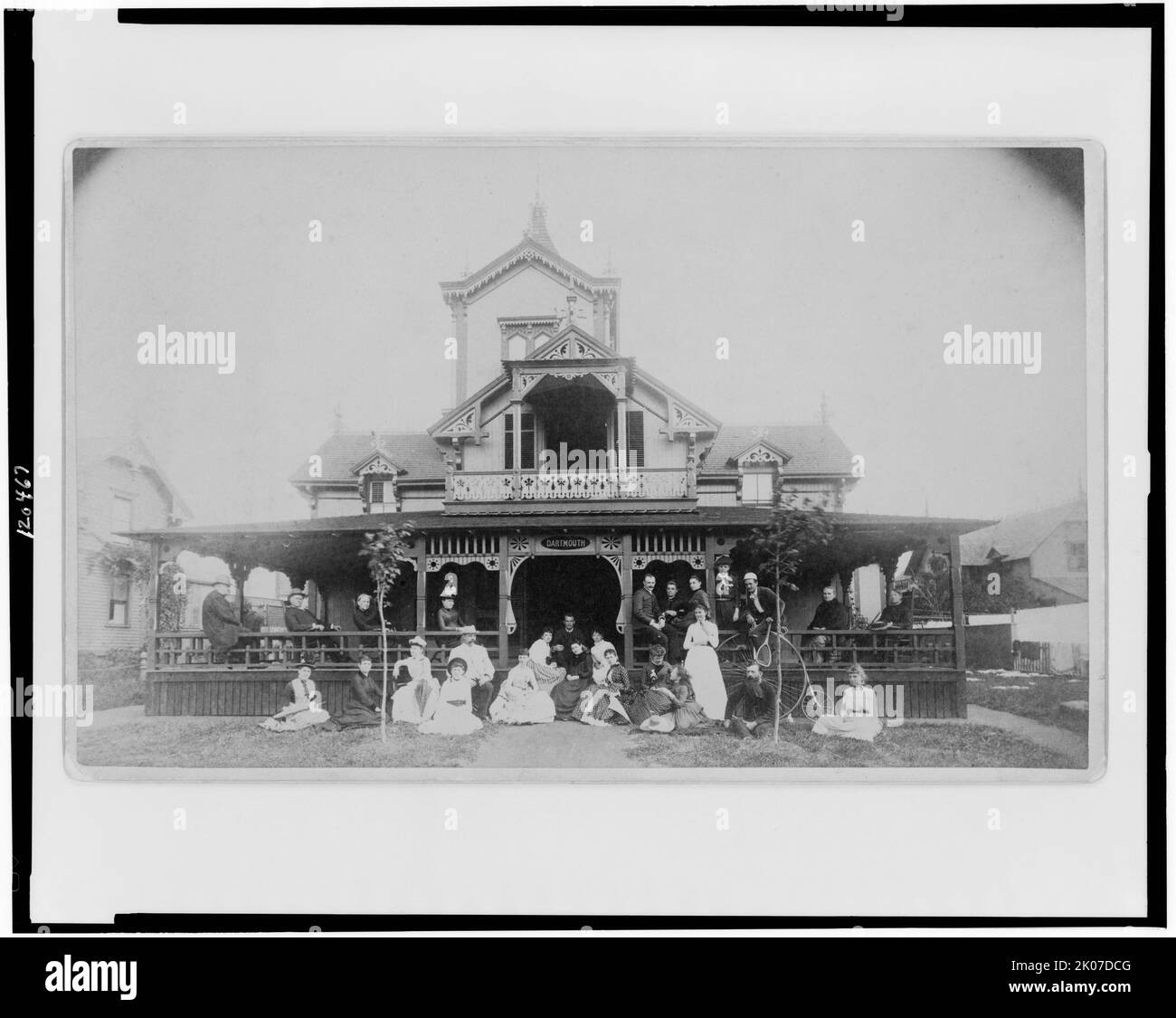 Frances Benjamin Johnston und Familie auf der Veranda und vor dem Haus, zwischen 1890 und 1910. Stockfoto
