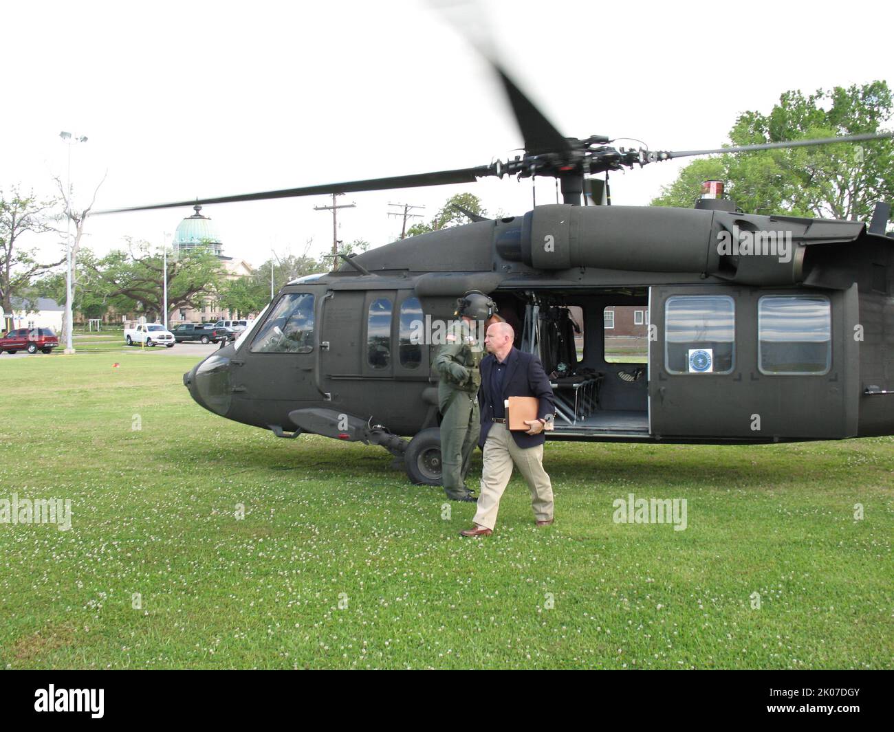 Sekretär Alphonso Jackson und Mitarbeiter, die nach dem „Rita“-Flug über die Gebiete von Ost-Texas flogen und diese bereisten. Stockfoto