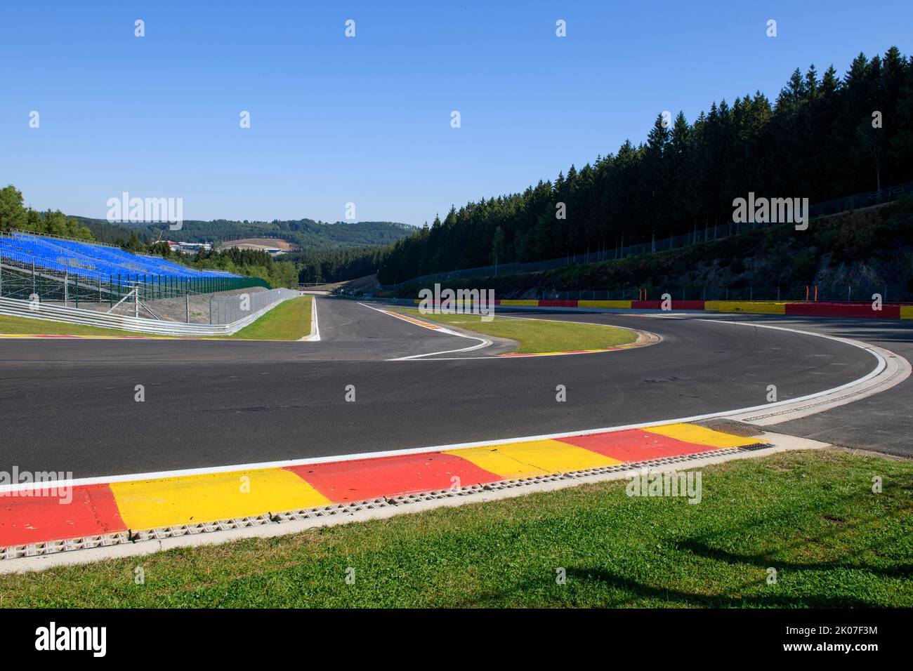 Neu gestaltete Kurve Kurve 9 mit links seit 2022 neue Strecke neue Strecke neue Strecke für Motorrad-Rennen, rechts alte Strecke alte Strecke Rennstrecke Rennstrecke Stockfoto