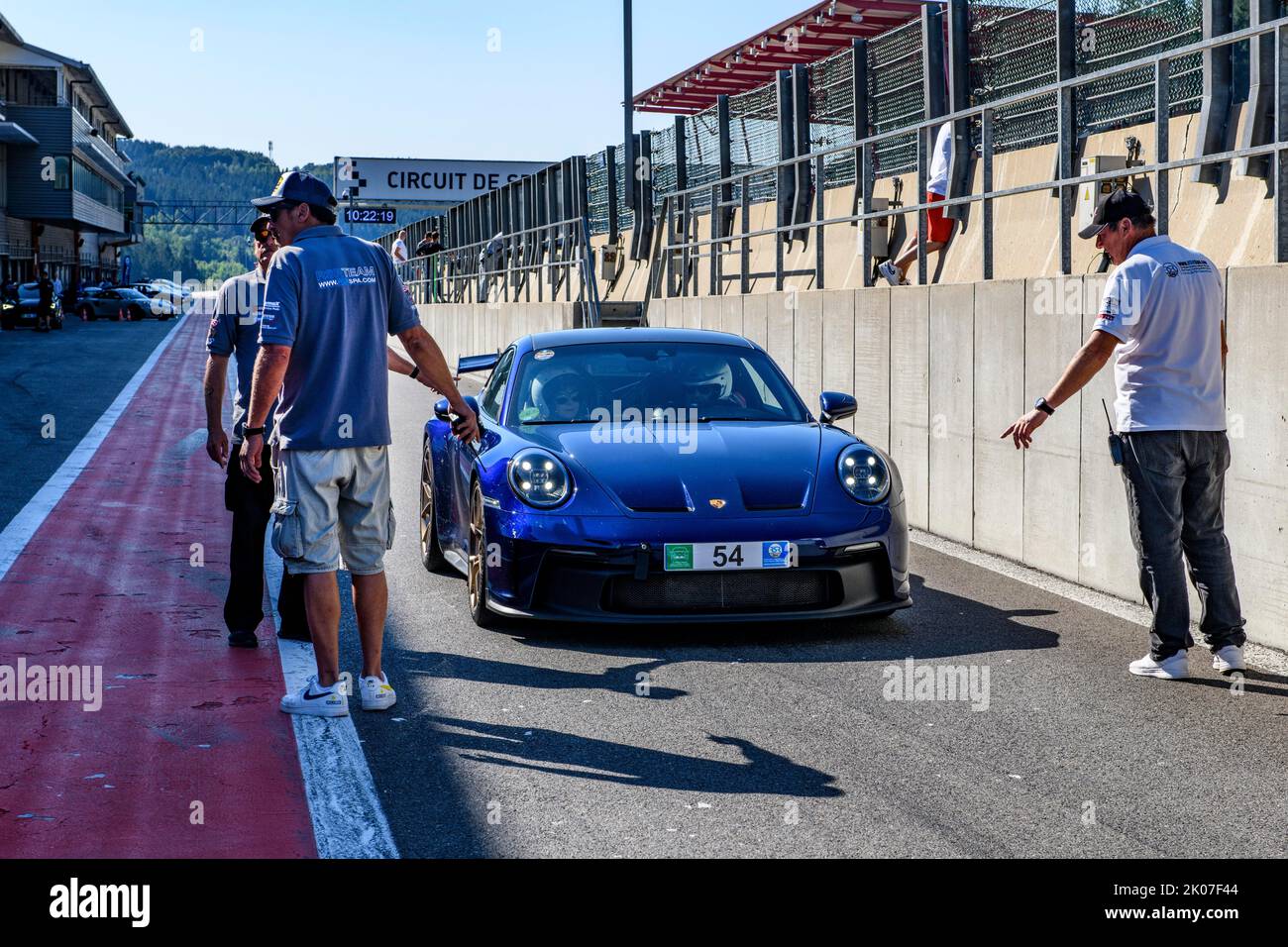Der blaue Porsche 911 992 GT3 erwartet am Trackday die Freigabe vom Rennmarschall zum Verlassen der Boxengasse auf die Rennstrecke, die FIA Formel 1-Rennstrecke, den Circuit de Spa Stockfoto