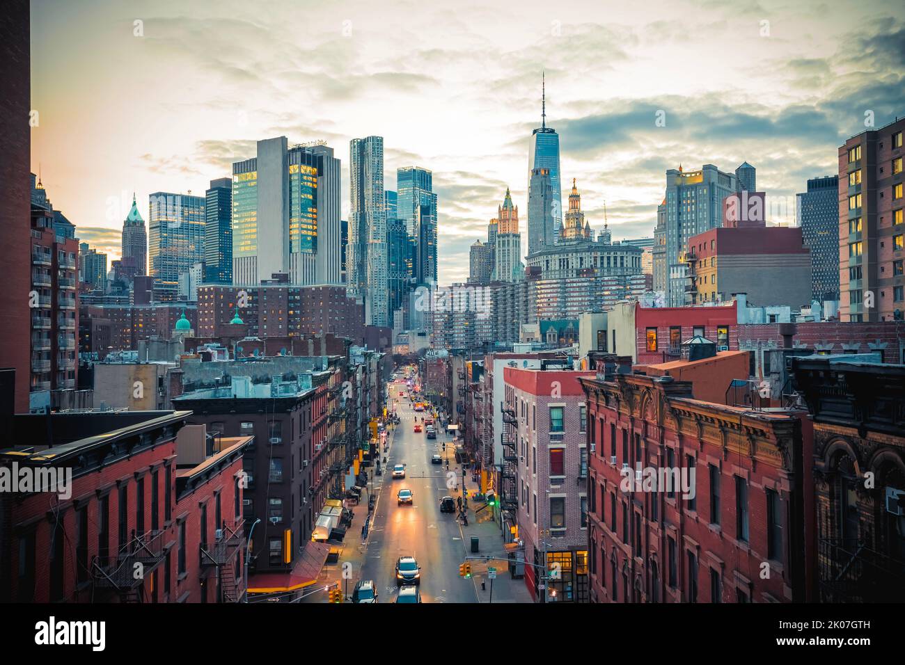 New York City Chinatown und Wolkenkratzer Skyline Abendansicht, USA Stockfoto