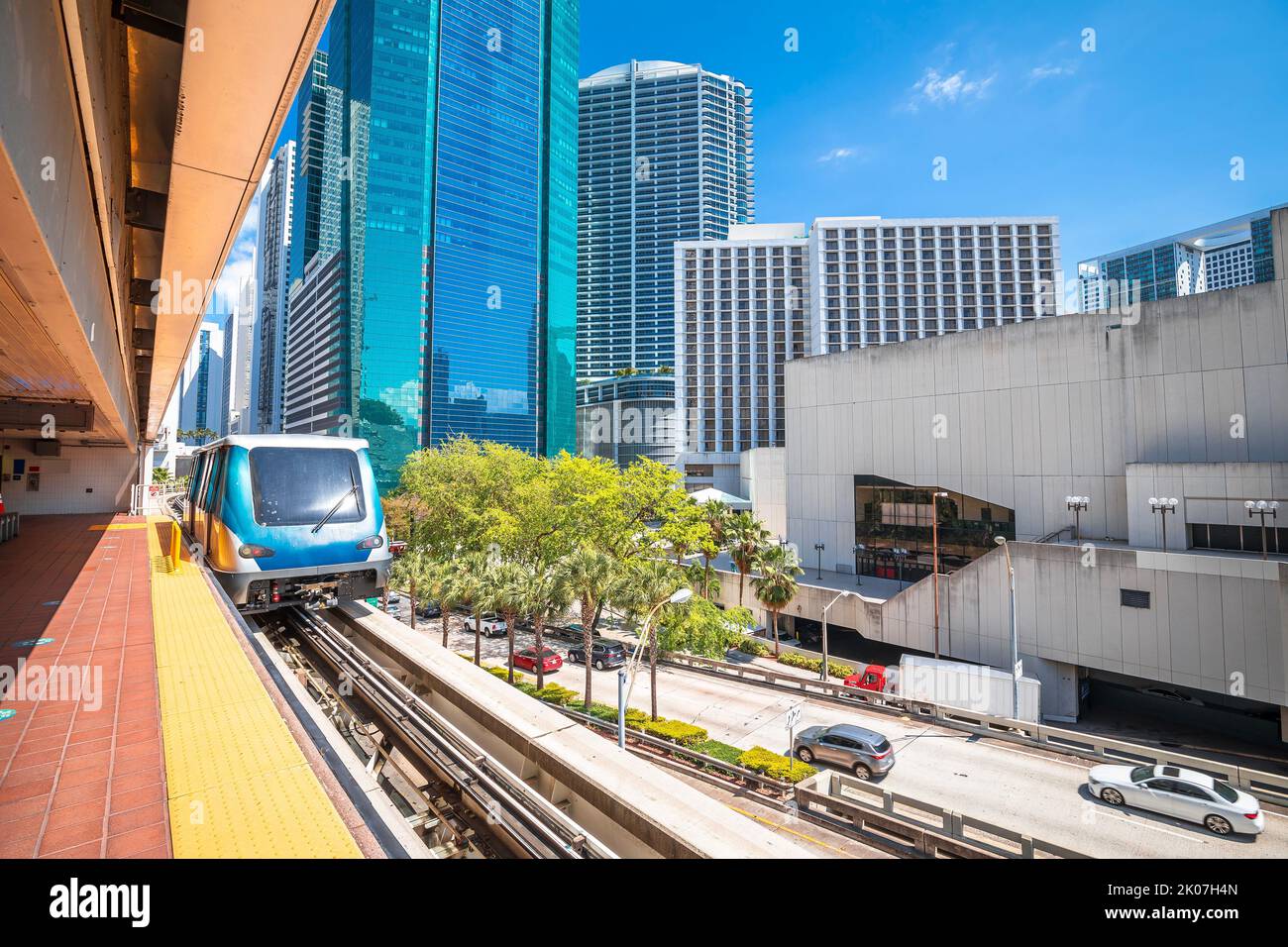 Skyline von Miami und futuristischer Blick auf den Mover Train, Bundesstaat Florida, Vereinigte Staaten von Amerika Stockfoto