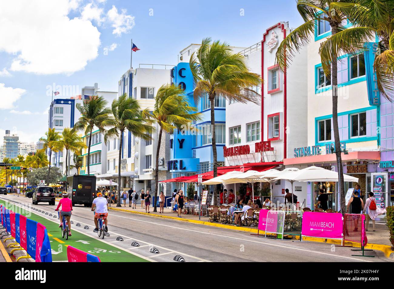 Miami Beach, Florida, USA, März 30 2022: Bunte Straße von Miami Beach Ocean Drive Architekturansicht, Florida Staat USA. Der Ocean Drive ist der berühmteste Stockfoto