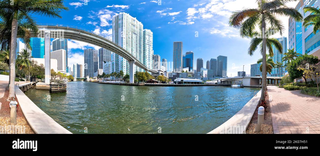 Skyline von Miami und futuristischer Mover Train über dem Miami River Panoramablick, Florida State, Vereinigte Staaten von Amerika Stockfoto