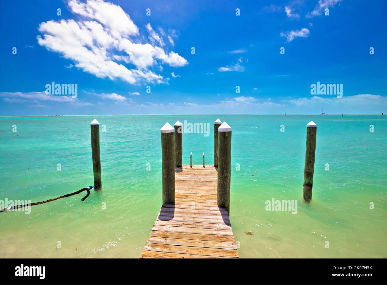 Idyllische türkisfarbene Bucht und Holzdock in Islamorada auf Florida Keys, Florida Staaten der USA Stockfoto