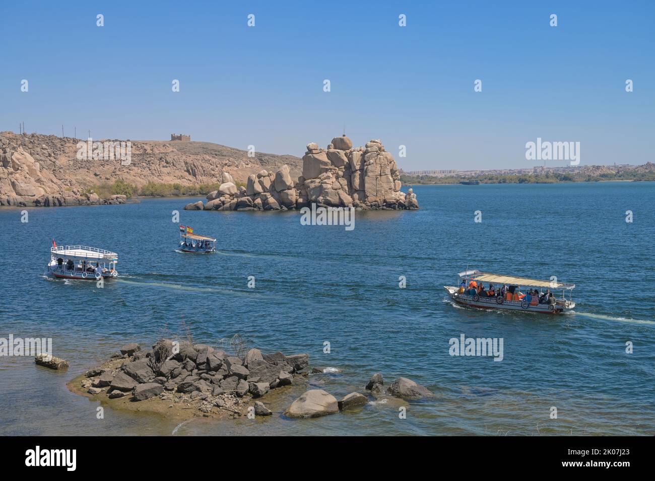 Touristische Ausflugsboote vor Philae Island, Stausee, Assuan, Ägypten Stockfoto