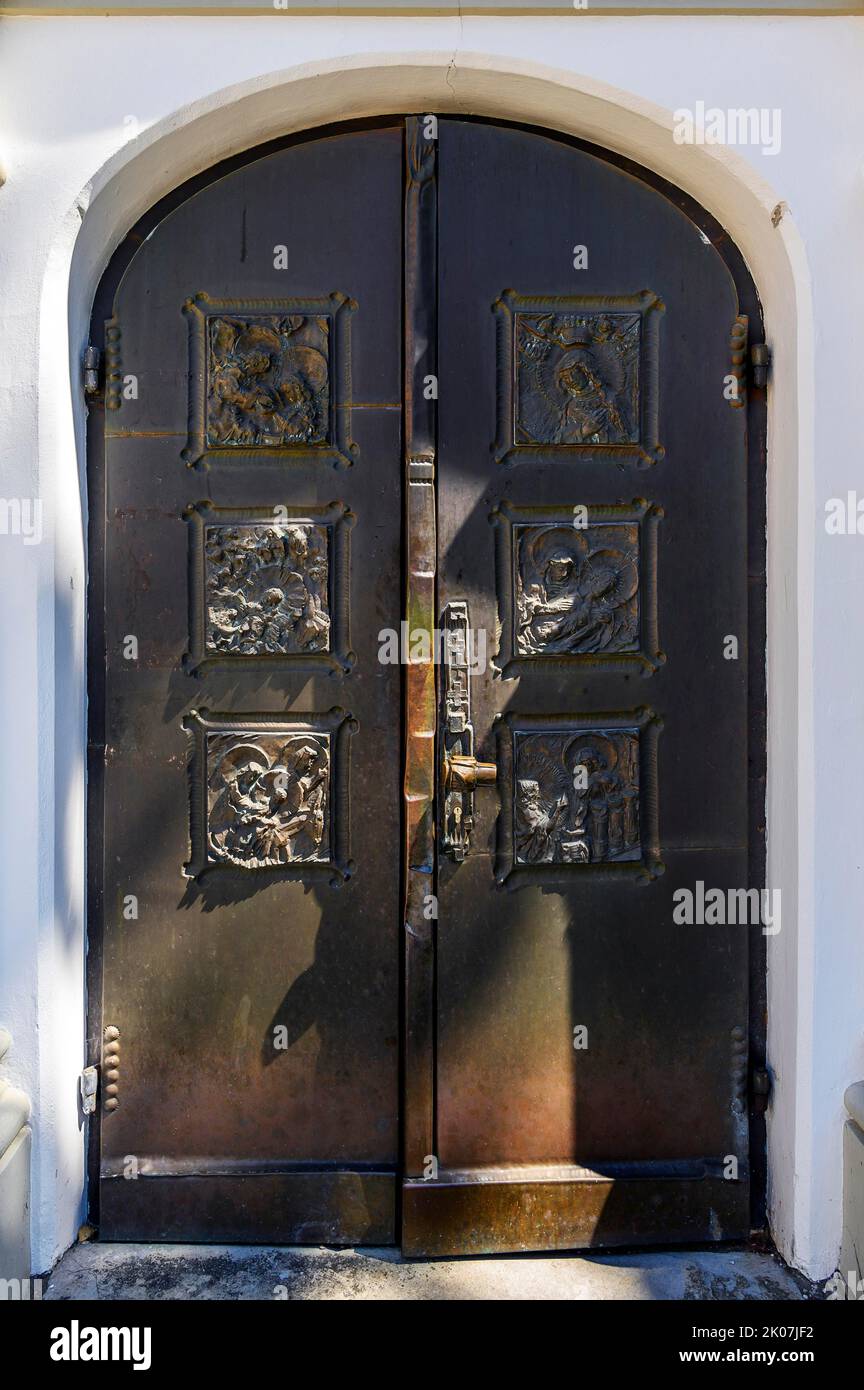 Haupteingang, Metalltor mit Halbreliefs, Wallfahrtskirche Frauenkapelle in Fischen, Allgäu, Bayern, Deutschland Stockfoto