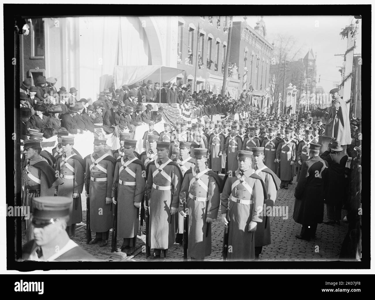 Parade mit Präsident Woodrow Wilson und Frau Wilson am Überprüfungs-Stand zwischen 1910 und 1914. Stockfoto