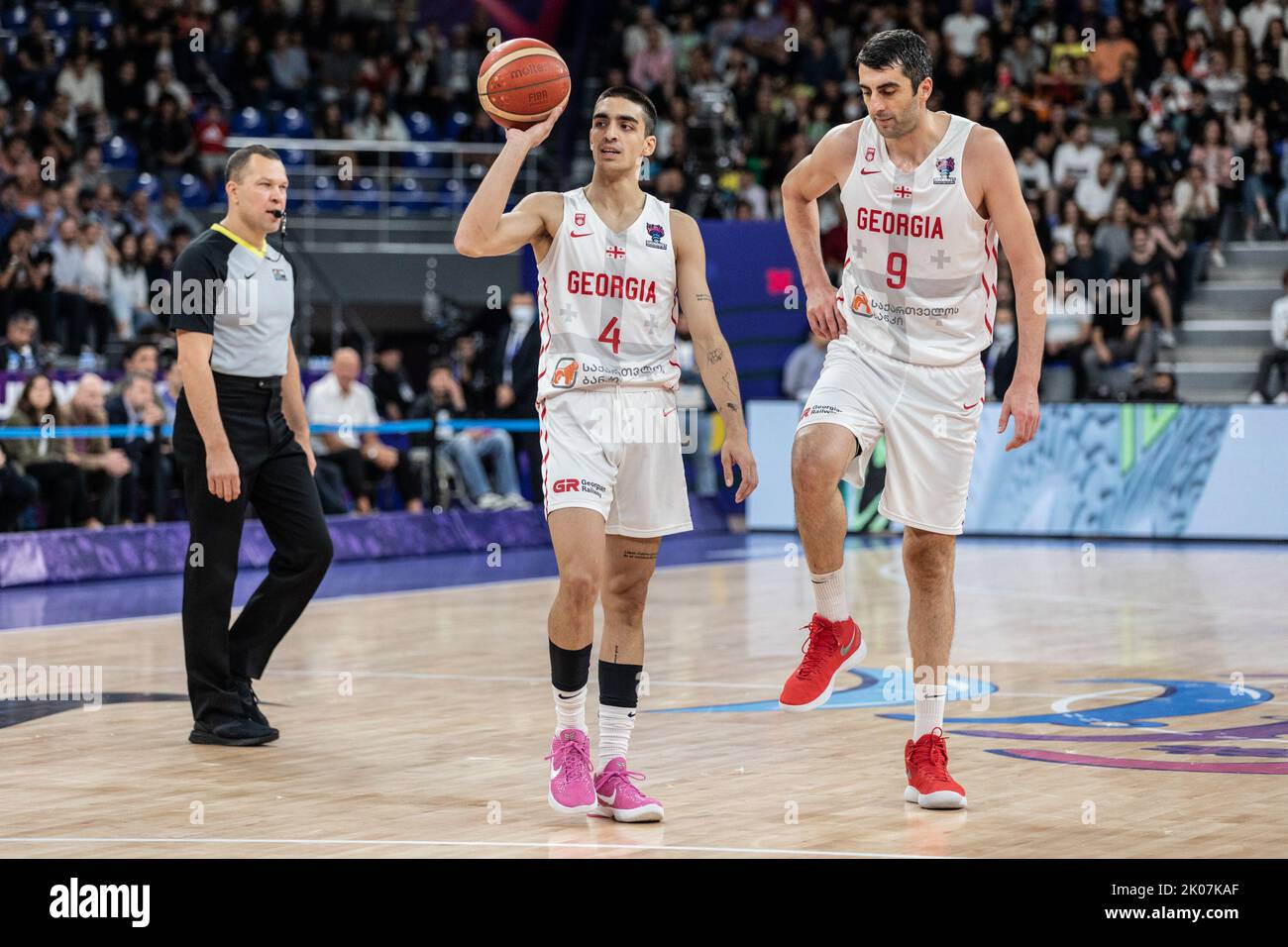 Rati Andronikashvili (L) und Giorgi Shermadini (R) aus Georgien gesehen am 7. Tag Gruppe A des FIBA EuroBasket 2022 zwischen Georgien und Montenegro in der Tbilisi Arena. Endergebnis; Montenegro 81:73 Georgien. (Foto von Nichola Muller / SOPA Images/Sipa USA) Stockfoto