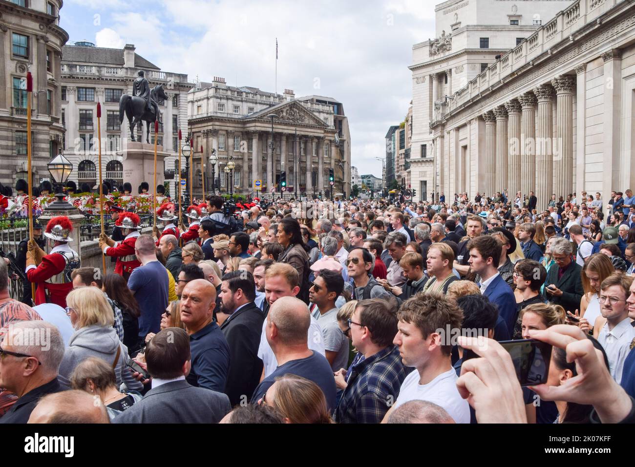 London, Großbritannien. 10. September 2022. Massen beobachten die Proklamationszeremonie, bei der Charles III. Offiziell als König proklamiert wird, vor der Royal Exchange in der City of London. Die Proklamation wird in Anwesenheit des Oberbürgermeisters, des Hofes der Bevollmächtigen, der hohen Offiziere und der Mitglieder des Gemeinsamen Rates gehalten, aber ohne Anwesenheit des Königs. Karl III. Wurde König, nachdem Königin Elizabeth II. Im Alter von 96 Jahren starb. Kredit: Vuk Valcic/Alamy Live Nachrichten Stockfoto