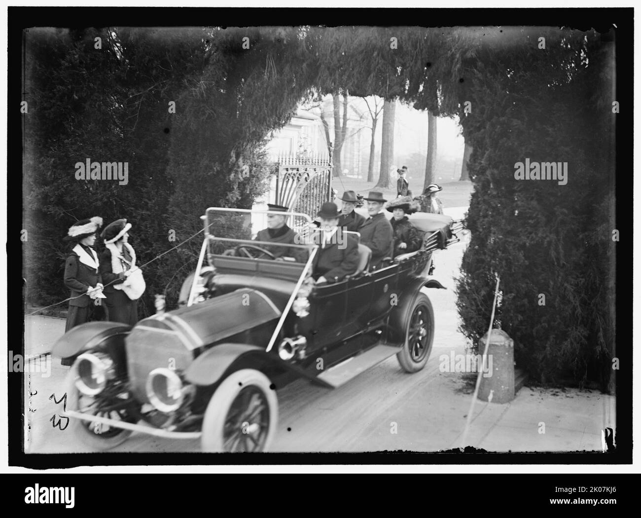 Präsident Woodrow Wilson und Frau Ellen Axson Wilson Verlassen des Weißen Haus mit dem Auto, Washington, D.C. Stockfoto