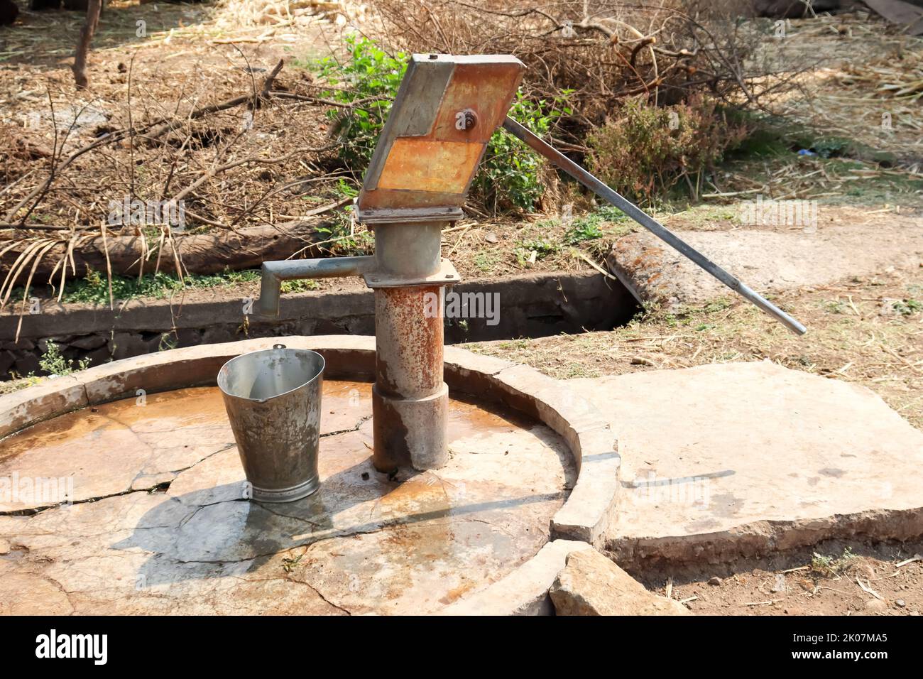 Handpumpe alte Methode der Wasserentnahme aus Brunnen in Indien Stockfoto