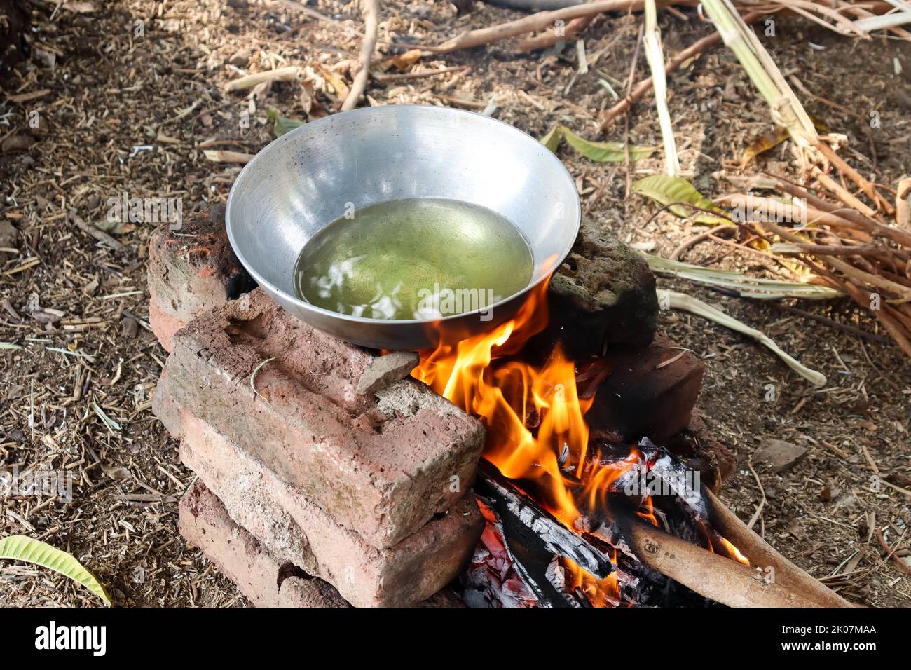 Kadhai mit Öl auf Chulha zum Kochen im Freien durch das Brennen von Holz gelegt Stockfoto