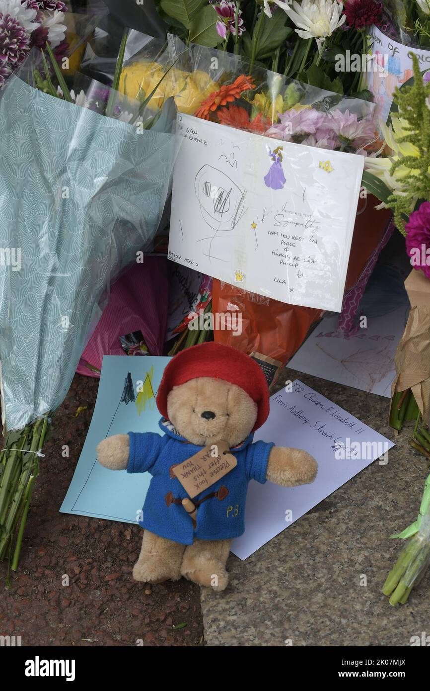 London, Großbritannien. 10. September 2022. Ein Spielzeug des Paddington Bear wurde vor den Toren des Buckingham Palace zurückgelassen. Quelle: MARTIN DALTON/Alamy Live News Stockfoto