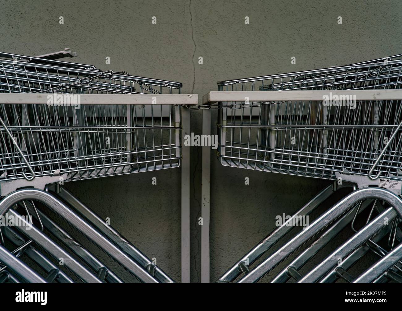 Einkaufswagen in Warteposition, symmetrische Ansicht Stockfoto