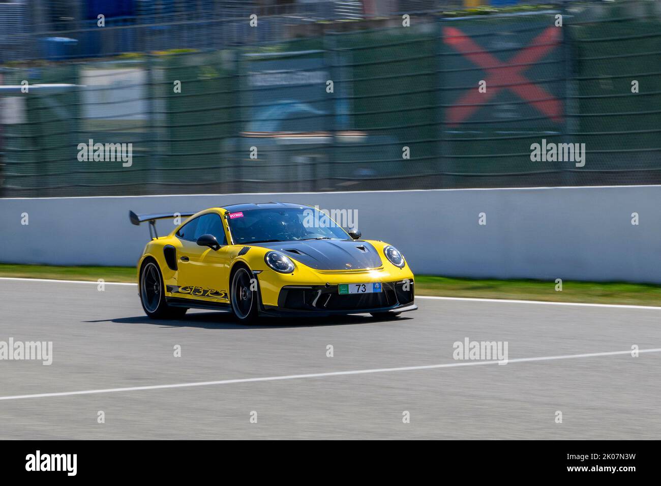 Gelber Rennwagen-Sportwagen Porsche 911 GT3 RS rast während des Trackday mit Höchstgeschwindigkeit auf Start-Ziel gerader Start-Ziel der Rennstrecke Stockfoto