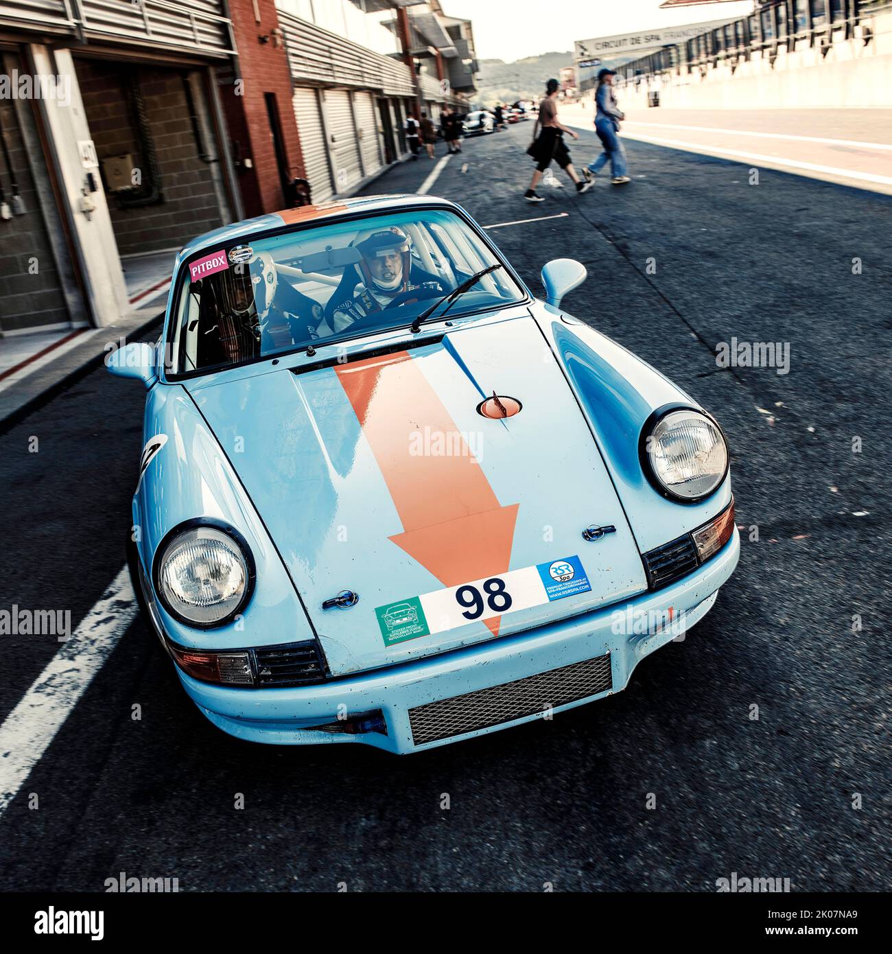 60s Aufnahme des historischen Rennwagen-Sportwagen-Oldtimer Porsche 911 RS in der Pit Lane der Rennstrecke, FIA Formel 1-Rennstrecke, Circuit de Spa Stockfoto