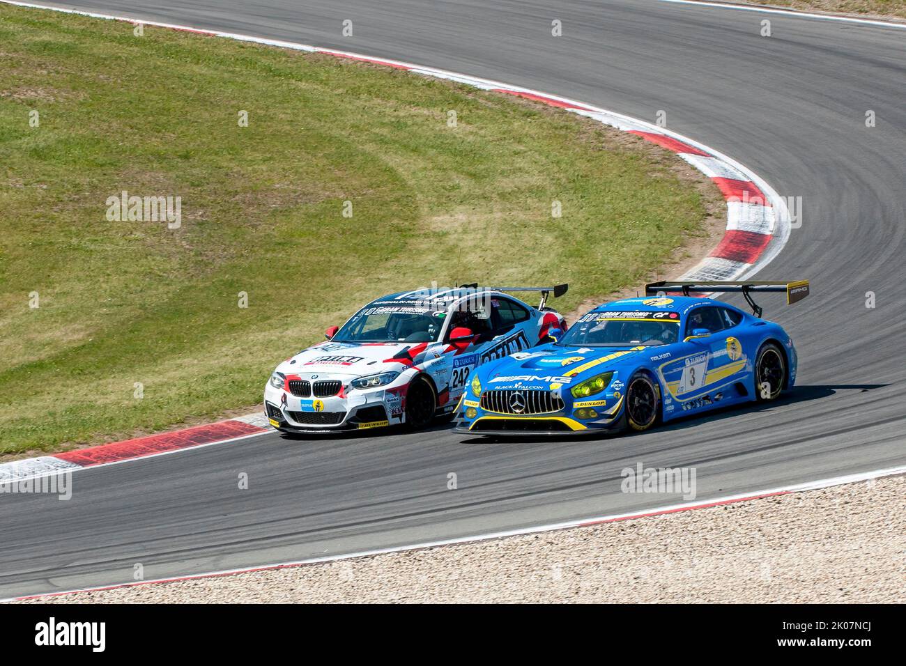 BMW M235i Racing wird von Mercedes-AMG GT3 auf der 24h Nürburgring-Rennstrecke 24-Stunden-Rennen, Nürburgring, Nürburgring, Eifel überholt Stockfoto