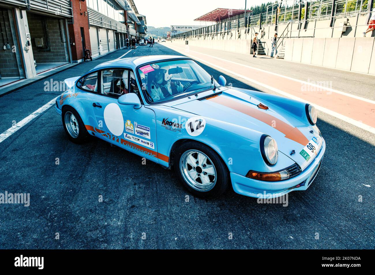 60s Aufnahme des historischen Rennwagen-Sportwagen-Oldtimer Porsche 911 RS in der Pit Lane der Rennstrecke, FIA Formel 1-Rennstrecke, Circuit de Spa Stockfoto