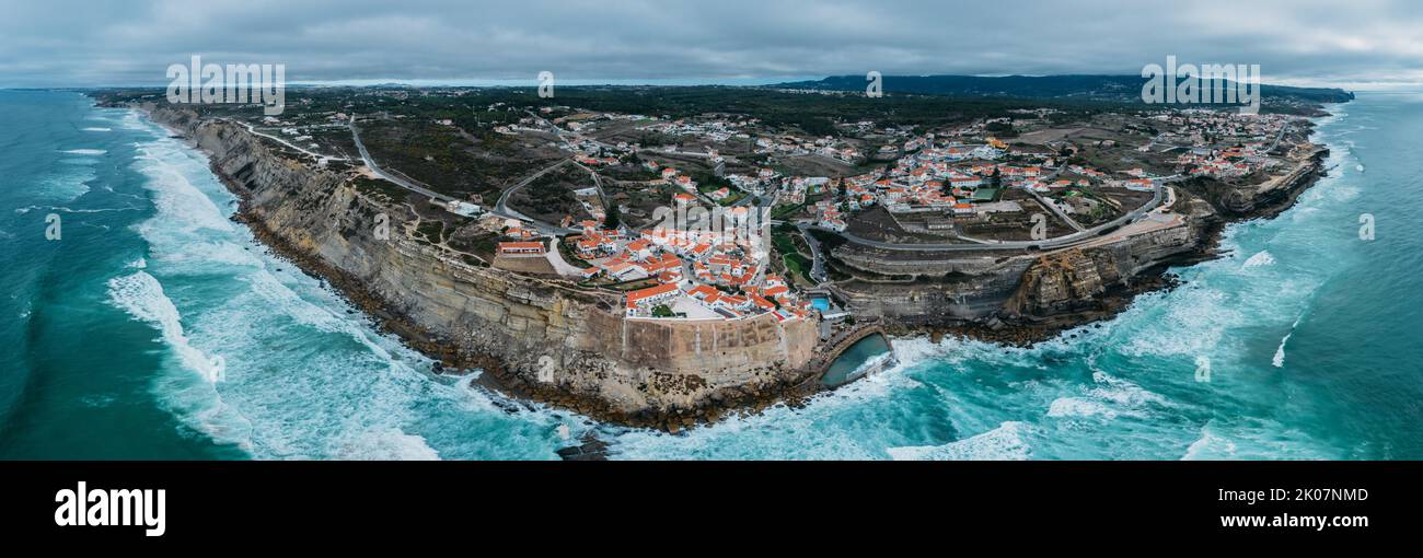 Luftpanoramic Drohne Ansicht von Azenhas do Mar, einem kleinen portugiesischen Dorf, das am Rand einer steilen Klippe in einer atemberaubenden Lage an der Küste liegt Stockfoto