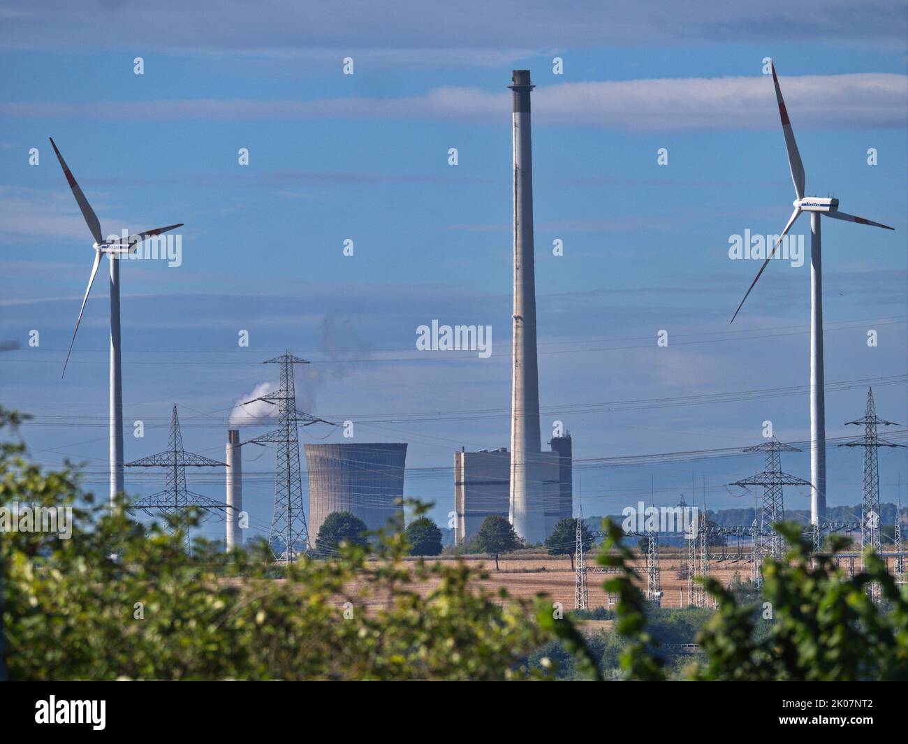 Das Braunkohlekraftwerk Buschhaus, daneben Windkraftanlagen, in den Hintergrund-Stromleitungen im Braunkohlebergbaugebiet bei Schöningen Stockfoto