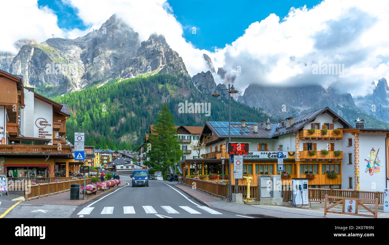 San Martino di Castrozza, Nordost-Trentino / Italien - August 30 2022: Ein renommiertes Skigebiet im Nordosten des Trentino, am Fuße des Trentino Stockfoto