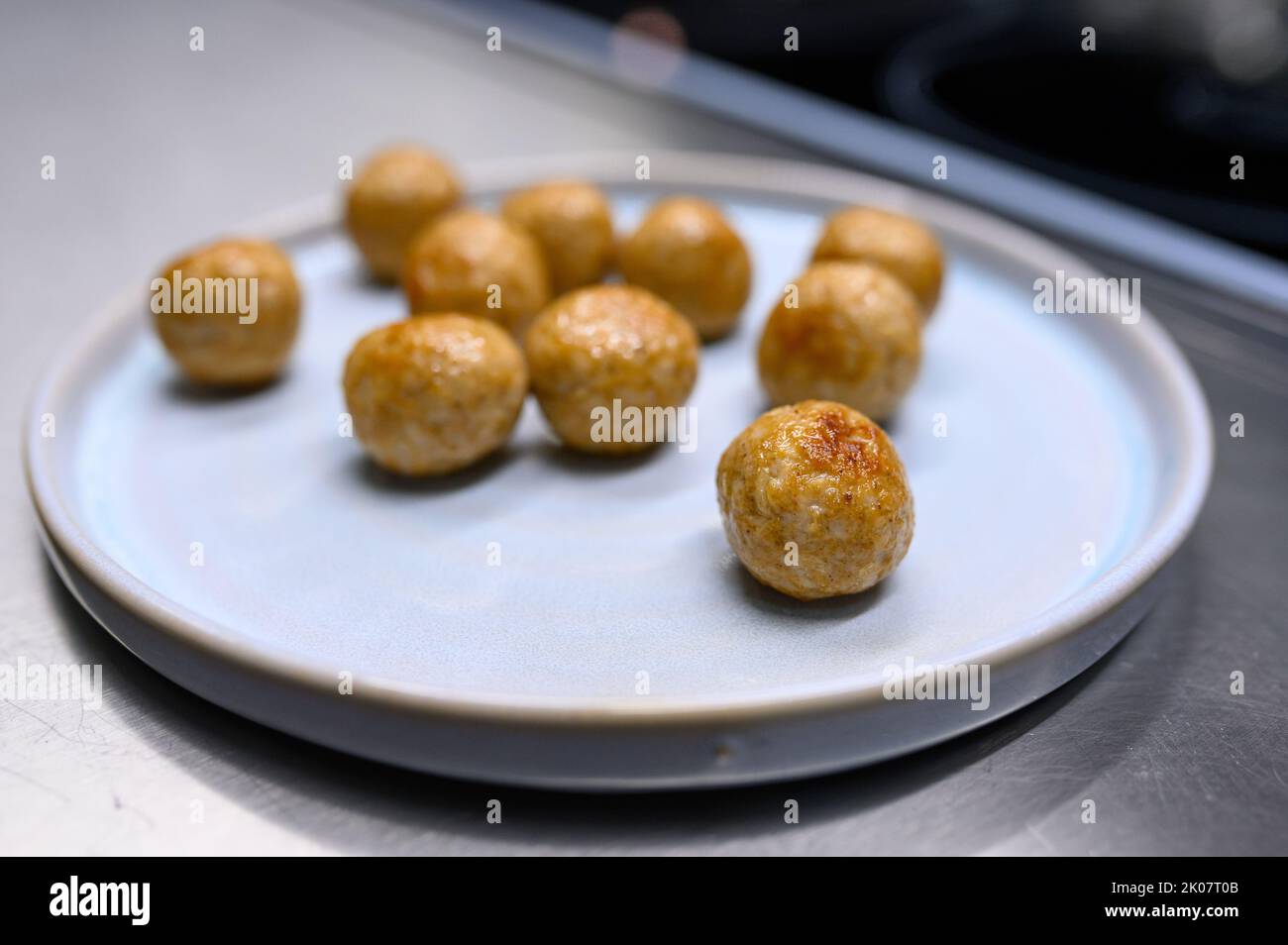 Hamburg, Deutschland. 31. August 2022. Frisch zubereitet, aber noch nicht für den freien Markt zugelassen, liegen vegetarische Fleischbällchen aus Mushlabs auf einem Teller. Das Hamburger Start-up Mushlabs produziert Fleischersatzprodukte aus Pilzmyzel. Quelle: Jonas Walzberg/dpa/Alamy Live News Stockfoto